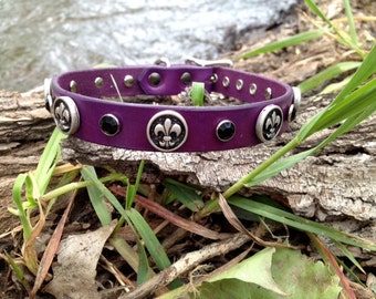 Collare per cani in pelle da 5/8" con giglio e strass neri in viola