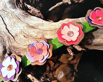 Collare per cani in pelle - girly fatto a mano con fiori e strass personalizzati