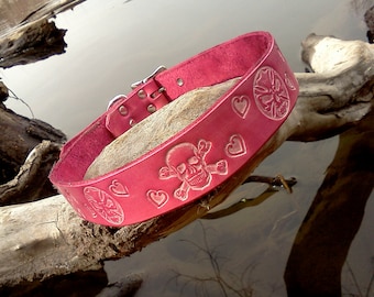 Collare in pelle per cani: fascia da 1" con teschi e cuori rosa in rilievo