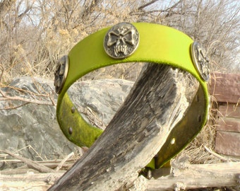 Collare per cani in pelle con teschi in ottone color verde lime con ferramenta svizzera con finitura anticata, 1 1/4"