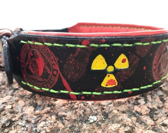 Collare in pelle per cani - Zombie Apawcalypse con simboli di rischio biologico e schizzi di sangue. Colori neon, foderato in pelle di agnello arancione.
