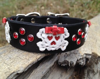Collare per cani in pelle con teschi in pelle bianca con fiocchi in vernice rossa e strass rossi, fascia da 1"