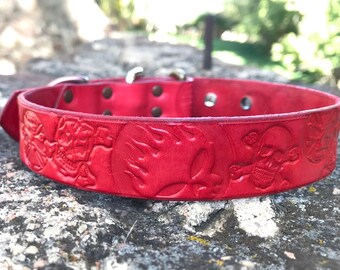 Collare per cani in pelle - mania del teschio rosso con molteplici impronte di teschi e hardware in rame, ottone e argento