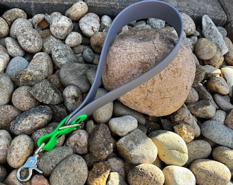 Guinzaglio corto in biothane progettato per cani disabili. Ideale per aiutare i cani di grossa taglia con problemi di mobilità con imbracatura per la mobilità.