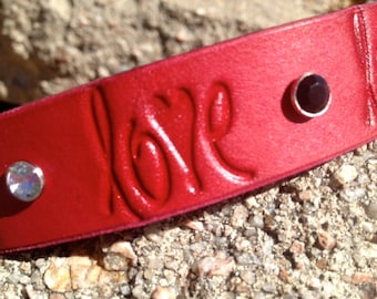 Collare per cani in pelle realizzato con amore...e strass. Fascia rossa da 1" con finiture in ottone anticato.