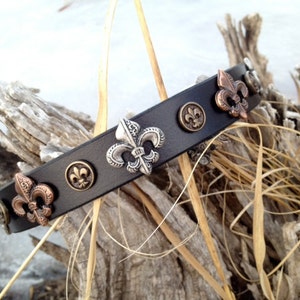 Collar de cuero para perros: Collar de perro de cuero Fleur de lis hardware multicolor en la clásica banda negra de 1 "