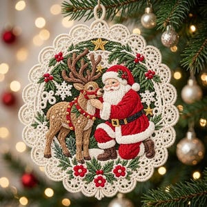 Può includere: Una decorazione natalizia rotonda in pizzo color crema con una scena ricamata di Babbo Natale inginocchiato accanto a una renna marrone. Il design include foglie di agrifoglio verdi, bacche rosse, piccoli fiocchi di neve bianchi e stelle dorate.