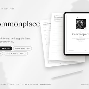 Può includere: Un'agenda digitale intitolata The Commonplace Book visualizzata sullo schermo di un tablet accanto a pagine stampate. L'interfaccia presenta testo, un'illustrazione di una statua classica e pulsanti etichettati Digital + Printable, Hyperlinked Tabs, Undated e Excel & Google Sheets.