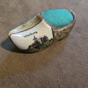 Antique pincushion shoe porcelain Großbreitenbach Thuringia Wartburg souvenir circa 1900, old view porcelain collector's item decoration