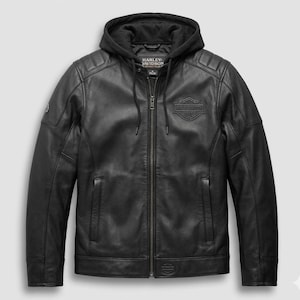 Puede incluir: Una chaqueta de cuero negro con capucha de tela negra extraíble con cordones, cremallera frontal completa y el logotipo de Harley-Davidson grabado en el pecho izquierdo. La chaqueta incluye paneles acolchados en los hombros y dos bolsillos.
