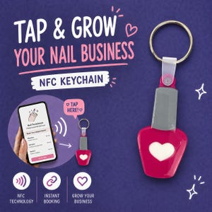 Könnte beinhalten: Ein NFC-Schlüsselanhänger in Form eines rosa-grauen Nagellackfläschchens mit weißem Herzmotiv. Der Text lautet TAP & GROW YOUR NAIL BUSINESS, NFC KEYCHAIN, TAP HERE, NFC TECHNOLOGY, INSTANT BOOKING und GROW YOUR BUSINESS auf violettem Grund.