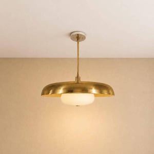 Plafoniera semi-incasso in ottone realizzata a mano, apparecchio in vetro opalino in stile Mid-Century Modern.