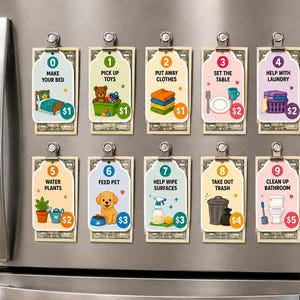 Op de afbeelding: Tien rechthoekige klusjeskaarten met afgeronde bovenkanten, elk vastgeklemd aan een dollarbiljet op een koelkast. De kaarten tonen de cijfers 0-9, kleurrijke illustraties van huishoudelijke taken en bedragen van 1 tot 5 dollar per taak.