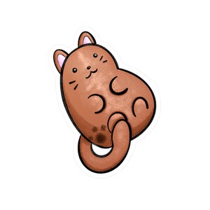 Op de afbeelding: Een bruine, katvormige sticker met een rond lichaam, kleine oren met roze details, zwarte ogen, een kleine neus en snorharen. De kat heeft een gekrulde staart, twee kleine voorpootjes en een donkerbruine vlek op het onderste deel van het lichaam.