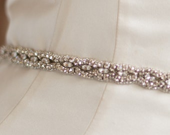 Écharpe de mariée CARRIE - Ceinture de mariage fine argentée, grappe de cristaux, fine bordure festonnée, appliques artistiques glamour, bijoux maigres en strass bling