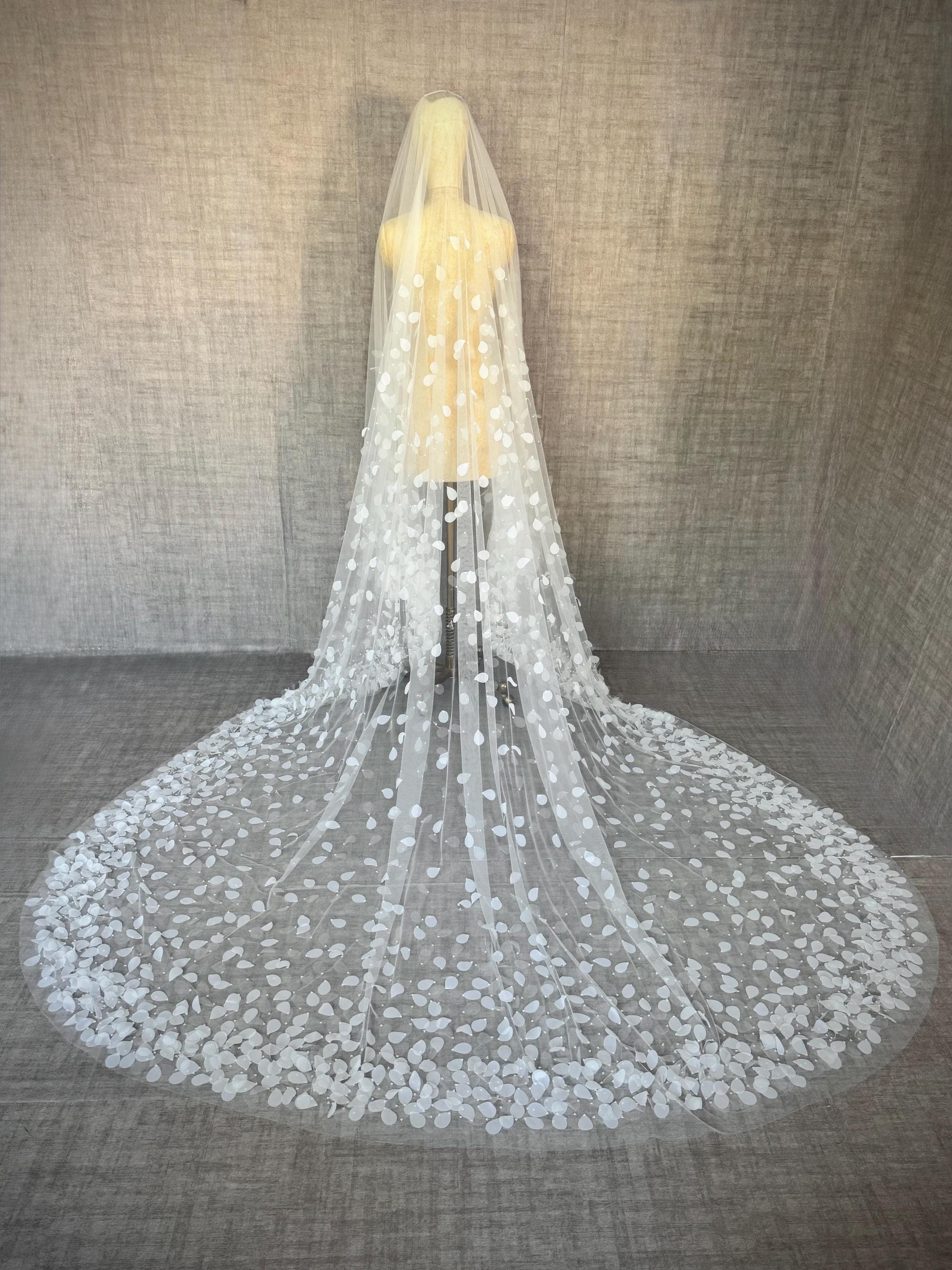 3D Golden Thread Petal, Embroidered Flower Beads Wedding Veil 3d Floral Veil Cathedral Wedding Veil Scattered Flower  main image 3