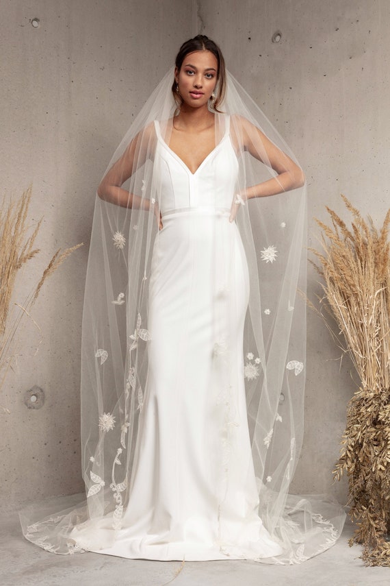 Romantic 3D Petal Flowers Bride Wedding Veil White Ivory Girl's