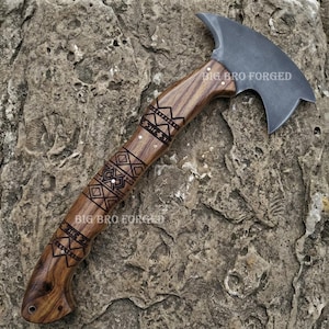Handgefertigte Bushcraft-Axt mit durchgehendem Erl, individuell geschmiedetes Beil aus Kohlenstoffstahl, robuste Holzspaltaxt für Camping und Outdoor-Aktivitäten, personalisierbar für die Jagd