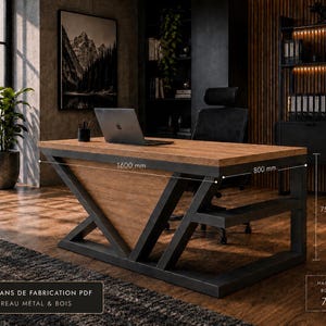 Peut inclure: Un bureau rectangulaire avec un plateau en bois clair à grain apparent et une structure en métal noir au design géométrique angulaire. Le bureau mesure 1600 mm de longueur, 800 mm de largeur et a une hauteur totale de 750 mm, plateau inclus.