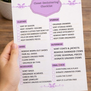 Peut inclure: Une liste de contrôle de désencombrement de placard sur papier blanc avec des en-têtes et des accents violets. La liste comprend des catégories pour les vêtements, le rangement, les chaussures, les manteaux, les accessoires et une vérification finale.