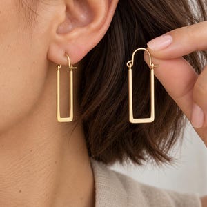 Minimalistische rechteckige Creolen aus Gold, zierlicher Messingschmuck