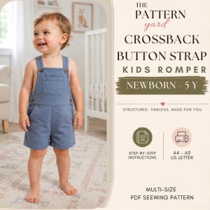 Op de afbeelding: Een blauwe spijkerromper met een voorzak en knoopsluiting op de schouderbanden. De tekst luidt: THE PATTERN YARD CROSSBACK BUTTON STRAP KIDS ROMPER NEWBORN - 5 Y, STRUCTURED. TIMELESS. MADE FOR YOU., STEP-BY-STEP INSTRUCTIONS, A4 - A0 US LETTER, MULTI-SIZE PDF SEEWING PATTERN.