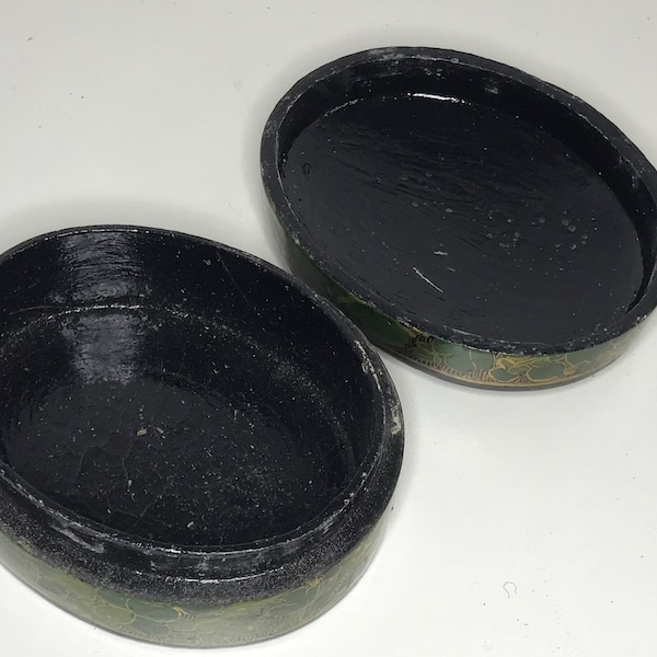 Green and gold lacquer box with lid