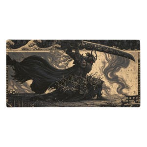 Può includere: Un tappetino da scrivania rettangolare con un'illustrazione scura e dettagliata di un samurai in armatura nera che brandisce una spada massiccia. La scena include mantelli fluenti, rami di ciliegio, onde stilizzate e testo giapponese sui bordi.