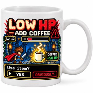 以下が含まれることがあります： LOW HP ADD COFFEEというテキストが書かれたピクセルアートグラフィックの白いセラミックマグカップ。剣を持ったキャラクター、湯気の立つコーヒーカップ、Use item? YES OBVIOUSLYというテキストのメニューボックスが描かれています。赤いHPバーが含まれています。