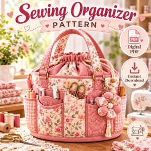 Könnte beinhalten: Ein gesteppter Näh-Organizer aus Stoff mit Kordelzug, verziert mit einem rosa-cremefarbenen Blumenmuster, mehreren Außentaschen und zwei Griffen. Die Tasche ist mit einem blumenförmigen Nadelkissen versehen und trägt den Text Sewing Organizer PATTERN.