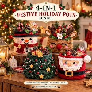Könnte beinhalten: Ein 4-in-1 Set festlicher Häkeltöpfe bestehend aus einem Schneemann, einem Rentier, einem Weihnachtsbaum und dem Weihnachtsmann. Jeder Topf ist mit Tannengrün, Tannenzapfen und kleinen Geschenken gefüllt. Der Text lautet 4-IN-1 FESTIVE HOLIDAY POTS BUNDLE und DIGITAL CROCHET PATTERN NO PHYSICAL ITEM BloomAndBraidCrafts.
