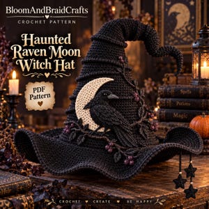 Puede incluir: Un sombrero de bruja de ganchillo negro con una luna creciente de color crema y un aplique de cuervo negro. El sombrero está adornado con ramas de bayas oscuras y colgantes de estrellas. El texto dice BloomAndBraidCrafts Haunted Raven Moon Witch Hat.