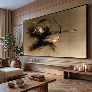 Può includere: Una grande opera d'arte murale rettangolare che raffigura la figura astratta e scura di un arciere che tende un arco con tre frecce. L'opera utilizza texture di fumo nero, oro e marrone su uno sfondo beige solido all'interno di una cornice nera.