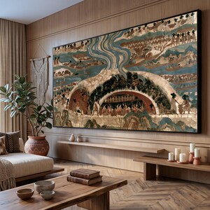 Puede incluir: Una gran pieza de arte mural rectangular que presenta un mural histórico detallado con figuras en botes sobre un río, una cueva central con fuego y terreno montañoso en tonos tierra apagados, enmarcada en un borde negro fino.