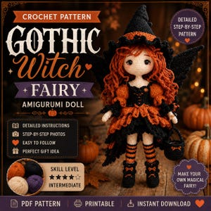 Può includere: Uno schema all'uncinetto per una bambola amigurumi fata strega gotica. La bambola ha i capelli rossi, un cappello da strega nero con bordo arancione, ali nere e un vestito nero e arancione. Tiene un piccolo cestino nero e indossa calze a righe.