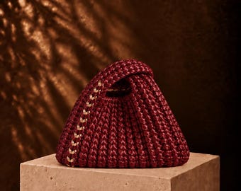 Borsa in paglia Bordeaux realizzata a mano: accessorio invernale intrecciato color bordeaux.
