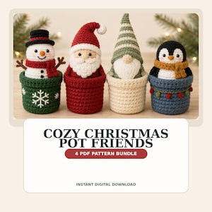 Puede incluir: Cuatro figuras de ganchillo en macetas: un muñeco de nieve en maceta verde con copo de nieve, un Santa Claus en maceta roja, un gnomo en maceta crema y un pingüino en maceta azul con guirnalda. Texto: COZY CHRISTMAS POT FRIENDS 4 PDF PATTERN BUNDLE INSTANT DIGITAL DOWNLOAD.