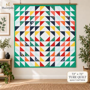 Può includere: Una trapunta quadrata con un motivo geometrico di triangoli rossi, gialli, blu scuro, verdi e bianchi. La trapunta misura 183 cm per 183 cm ed è appesa a un'asta di legno contro una parete con un bordo verde.