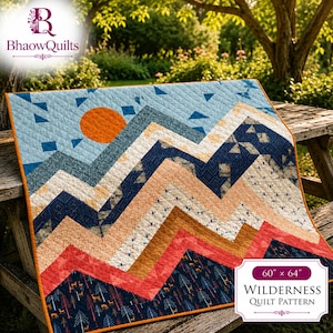 Puede incluir: Una manta acolchada con un patrón de paisaje montañoso, un sol naranja brillante, cielo azul y picos superpuestos en tonos azul marino, melocotón y coral. La colcha tiene un borde naranja y el texto 60" x 64" WILDERNESS QUILT PATTERN.
