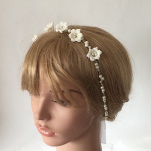 Bandeau de mariée fleurs au crochet, casque de perles en cristal, postiche floral mariage ivoire