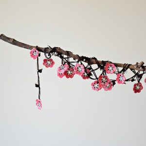 桜の花のかぎ針編みネックレス、桜のビーズネックレス、日本の花のジュエリー、パーソナライズされたギフト、ボヘミアンラップラリアット、女性へのギフト