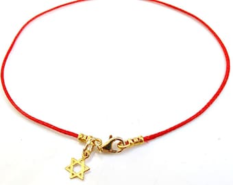 Pulsera de oro con estrella de David y hilo rojo de la Cábala
