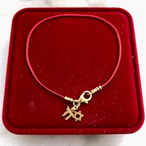 Handgjort kabbalah rött snörearmband: 14k guldpläterade Davidsstjärna och Chai-berlocker