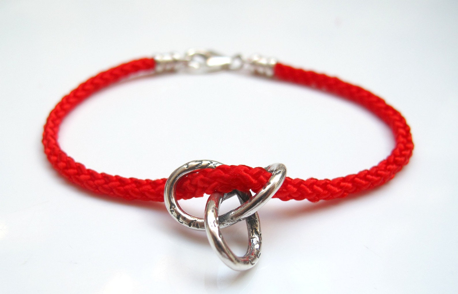 Каббалистический талисман красная нить. Рахиль красная нить. Красная нить: сила защиты йегуда берг книга. Браслет красная нить рука фатимы. Нить каббалы.