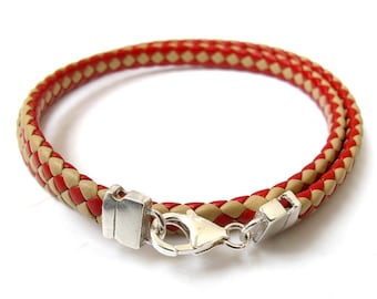 Pulsera de cuero trenzado rojo y beige: envoltura de plata de ley