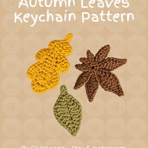Può includere: Tre foglie all'uncinetto in giallo, marrone e verde disposte su uno sfondo beige. Il testo recita Autumn Leaves Keychain Pattern e By GiulsLoops - Etsy & Instagram. Le foglie sono lavorate con punti visibili.