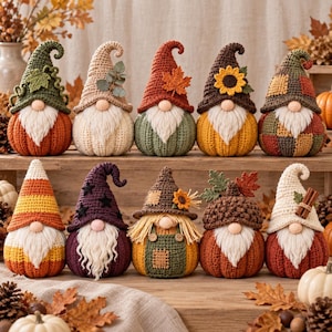 Può includere: Una collezione di dieci gnomi all'uncinetto fatti a mano, ognuno caratterizzato da un design unico del cappello con decorazioni autunnali come foglie, girasoli e toppe, abbinati a corpi testurizzati a forma di zucca e barbe di filato bianco.