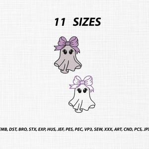 Könnte beinhalten: Zwei gestickte Geistermotive, die jeweils eine große violette Schleife auf dem Kopf tragen. Der obere Geist ist hellgrau, der untere Geist ist weiß. Der Text 11 SIZES steht oben, und die Dateiformate EMB, DST, BRO, STX, EXP, HUS, JEF, PES, PEC, VP3, SEW, XXX, ART, CND, PCS, JPX sind unten aufgeführt.