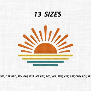 Op de afbeelding: Een borduurontwerp met een gestileerde oranje zon die opkomt boven gele en blauwgroene horizontale lijnen die water voorstellen. De tekst 13 SIZES staat bovenaan en de bestandsformaten EMB, DST, BRO, STX, EXP, HUS, JEF, PES, PEC, VP3, SEW, XXX, ART, CND, PCS, JPX staan onderaan.