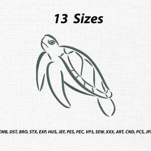Puede incluir: Un diseño de bordado de arte lineal en verde oscuro de una tortuga marina centrado sobre un fondo claro. El texto 13 Sizes está impreso sobre la tortuga, y los formatos de archivo EMB, DST, BRO, STX, EXP, HUS, JEF, PES, PEC, VP3, SEW, XXX, ART, CND, PCS, JPX están debajo.